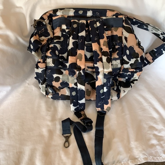 BNWOT… Lug Via 2 Convertible Tote Bag/Backpack - Floral Multi… Discontinued - Picture 4 of 8